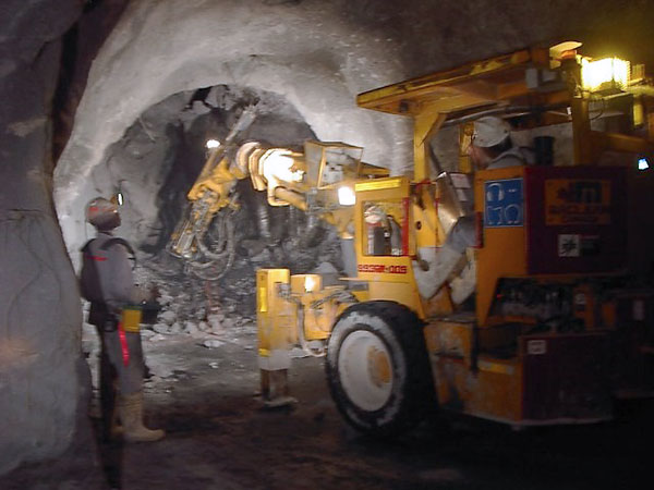 Hang-up Removal: Facilitating Ore Flow in Mass Mining Applications